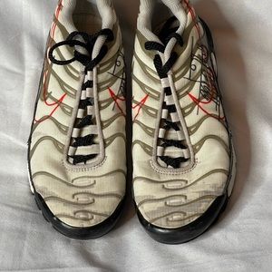 Nike Youth Air Max Plus Script Swoosh White Black Platinum CQ4815-100 Size 4.5Y